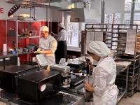 Второй день чемпионата "Профессионалы" - 2026 в Мурманской области превратился в настоящую битву температур и текстур. Компетенция «Кондитерское дело» — это больше не про вкусно, это про безупречно.