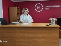 Наши звёздочки — студентки группы 2ТГ (специальность "Туризм и гостеприимство", входящая в ФП "Профессионалитет" нацпроекта "Молодежь и дети") Беляк Елизавета и Рассадина Валерия — прямо сейчас оттачивают мастерство будущих администраторов отеля. 🛎👩‍💼