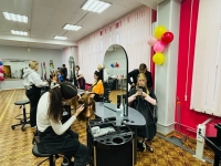 19 декабря в Апатитском политехническом колледже прошёл отборочный тур на региональный этап чемпионата «Профессионалы-2026» по компетенции «Парикмахерское искусство». 