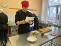 В Кировском торгово-технологическом колледже завершился внутриколледжный отбор на региональный этап чемпионата «Профессионалы-2026» по компетенции «Арктическая кухня».