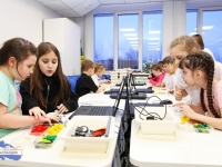 В рамках профориентационной программы регионального этапа чемпионата по профессиональному мастерству «Профессионалы» в Мурманской области – 2026, в детском технопарке «Кванториум» продолжается серия мастер-классов.