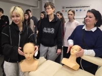 В рамках деловой программы РЭЧ "Профессионалы-2026" для школьников СОШ N 50 амбассадоры ФП "Професионалитет" провели экскурсию-квест по площадкам Чемпионата.