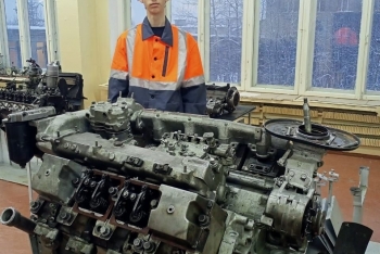 В рамках фестиваля «Город мастеров 2025/2026» в Апатитском политехническом колледже прошёл отбор по компетенции «Обслуживание тяжелой техники».